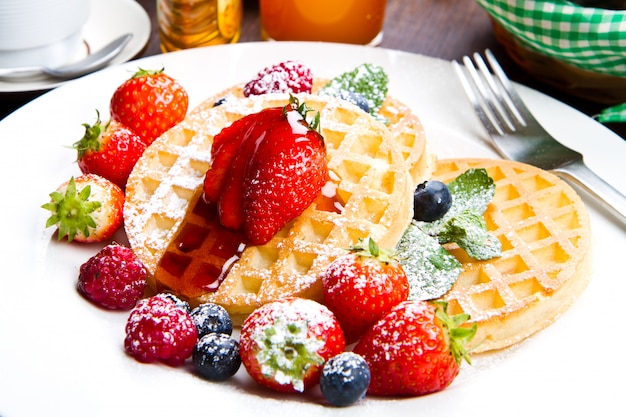 Waffle fatti in casa con frutta