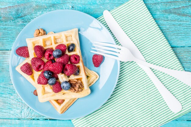 Waffle fatti in casa con lamponi e mirtilli