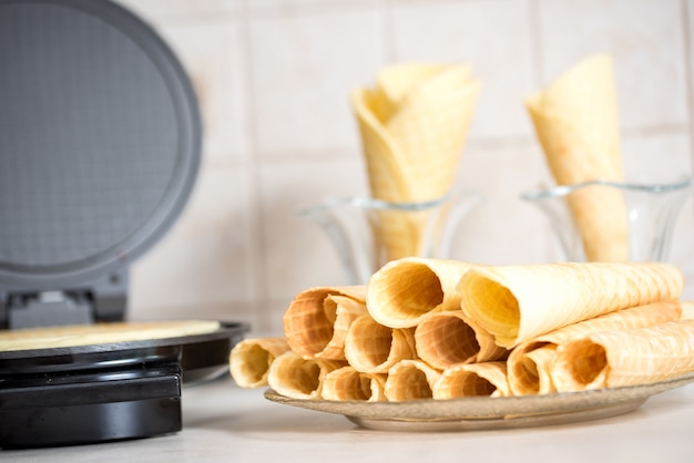 Waffle in cucina. Preparare i waffle fatti in casa, versare un impasto