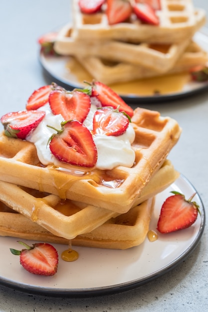 Waffle integrali con fragole e miele