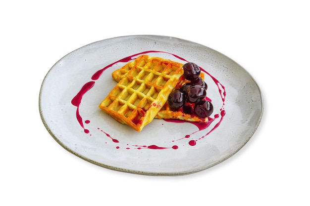 Waffle tostato a ciliegie su sfondo bianco