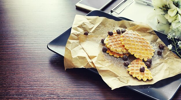 Waffle viennesi con ripieno. Tavolino da caffè. Un set di biscotti profumati per la colazione per le vacanze.