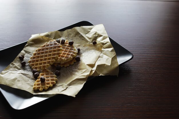 Waffle viennesi con ripieno. Tavolino da caffè. Un set di biscotti profumati per la colazione per le vacanze.