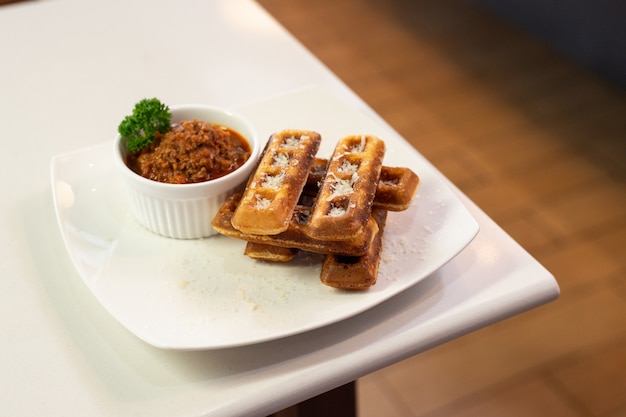 Waffles stick con salsa rossa