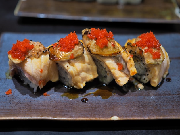 Wagyu Sushi con Tobiko rosso (uova di pesce volante), cibo giapponese