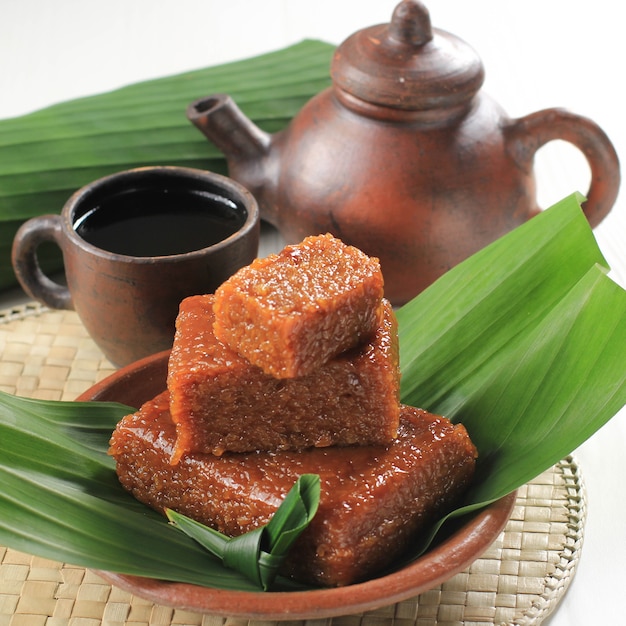 Wajik o Wajit Ngora è uno spuntino tradizionale indonesiano a base di riso glutinoso al vapore cotto con zucchero di palma, latte di cocco e foglie di pandan. Popolare nella cucina giavanese e sundanese