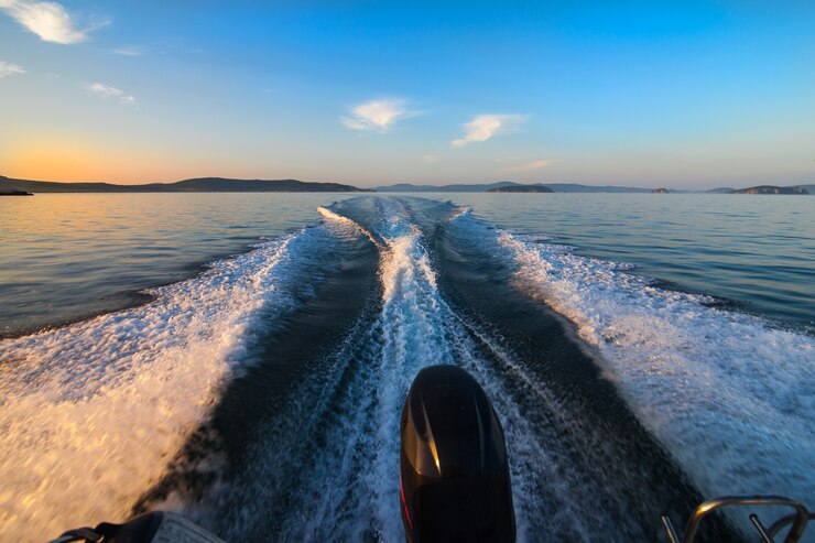 Wake track sulla superficie del mare dopo una barca