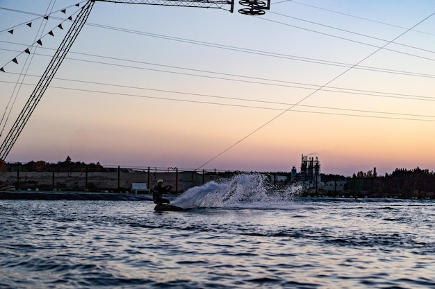 wakeboard. wakeboarding che salta al tramonto