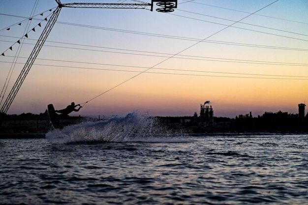 wakeboard. wakeboarding che salta al tramonto