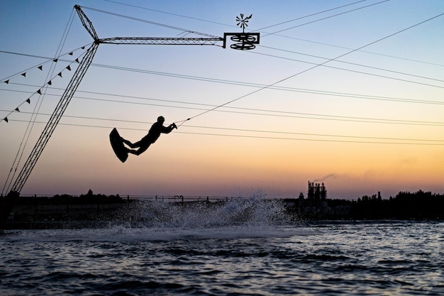 wakeboard. wakeboarding che salta al tramonto