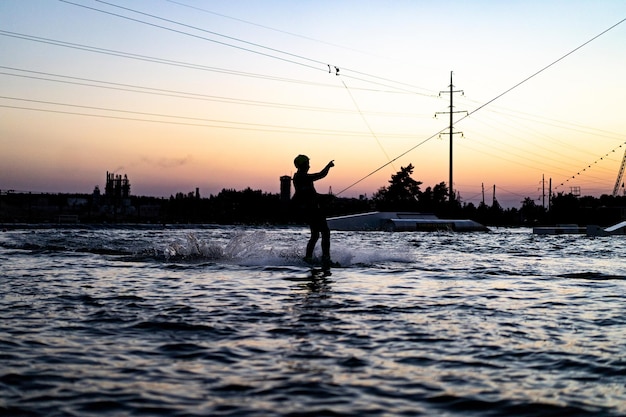 wakeboard. wakeboarding che salta al tramonto