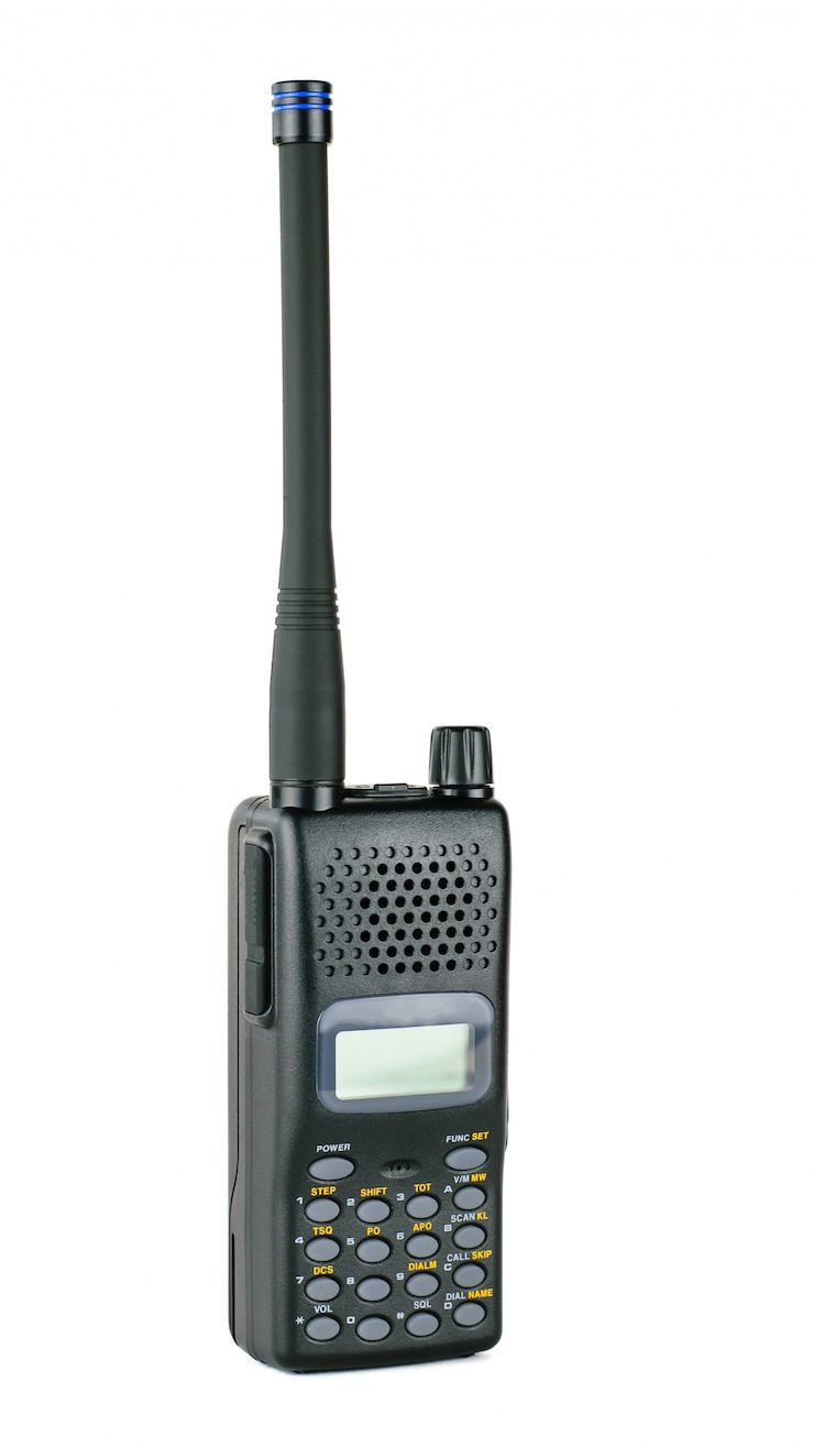 Walkie-talkie professionale moderno isolato su bianco.