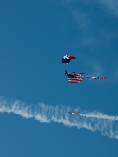 Walter Green batte bandiera americana al Rocky Mountain Airshow di Broomfield, Colorado.