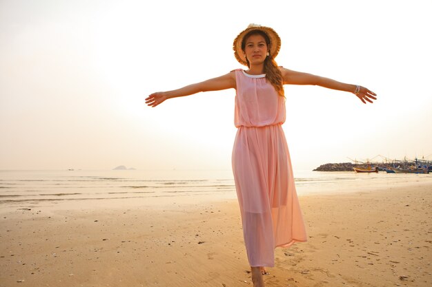 Waman asiatico sulla spiaggia nella luce del mattino