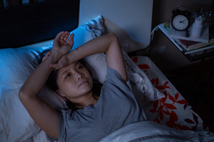 Photo wanita asia yang depresi tidak bisa tidur di tempat tidur. sindrom insomnia tidak bisa tidur setelah tidak bahagia dan mengkhawatirkan gaya hidupnya. orang dewasa merasa sedih. emosi yang buruk.