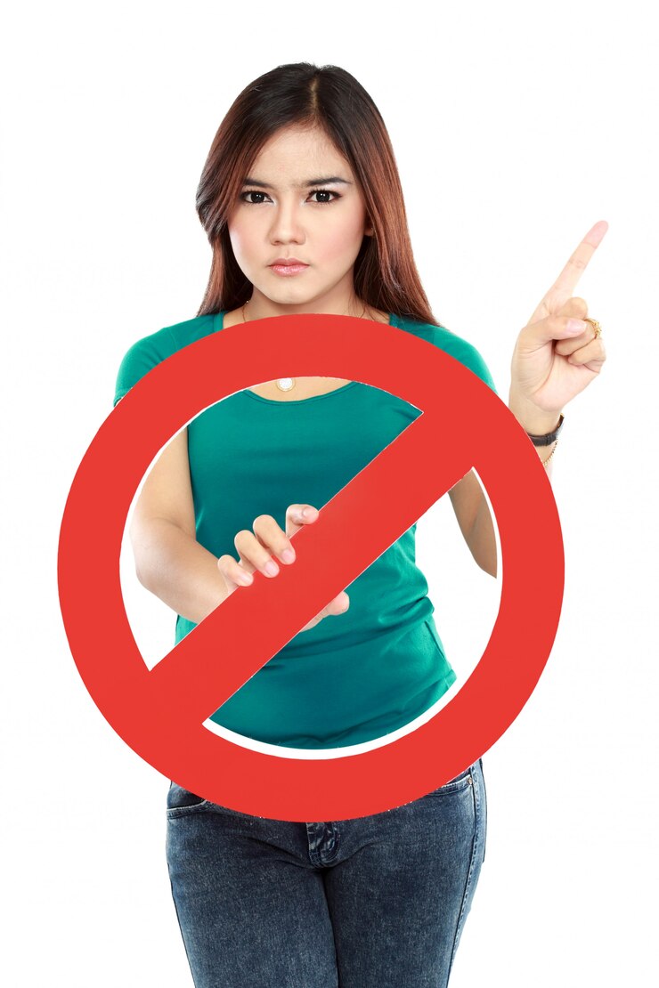 Photo wanita muda memegang tanda larangan