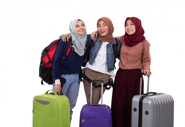 Wanita pergi berlibur memegang koper