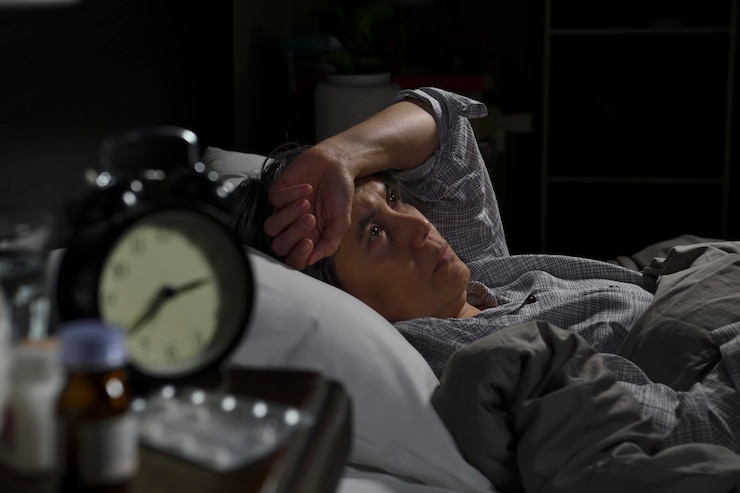 Photo wanita senior depresi berbaring di tempat tidur tidak bisa tidur karena insomnia