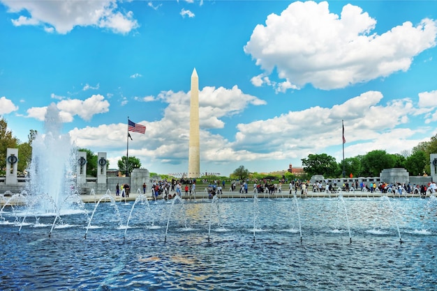 Washington DC, USA - 2 maggio 2015: Fontana che si trova nel memoriale nazionale della seconda guerra mondiale con il monumento di Washington sullo sfondo. Entrambi sono simboli molto importanti.