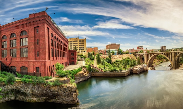 Washington Water Power Building e il ponte di Monroe Street a Spokane