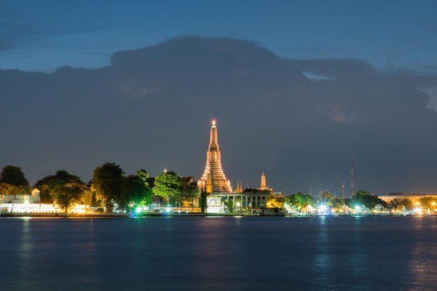 Wat Arun durante il crepuscolo