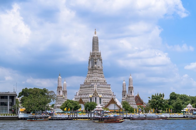 Wat Arun Ratchawararam Tempio dell'alba e cinque pagode famosa destinazione turistica a Bangkok in Thailandia