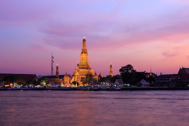 Wat Arun Tempio dell'alba al crepuscolo Bangkok Thailandia