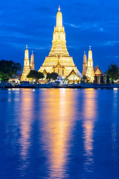 Wat Arun (Tempio dell'alba) e il fiume Chao Phraya, Bangkok, Thailandia