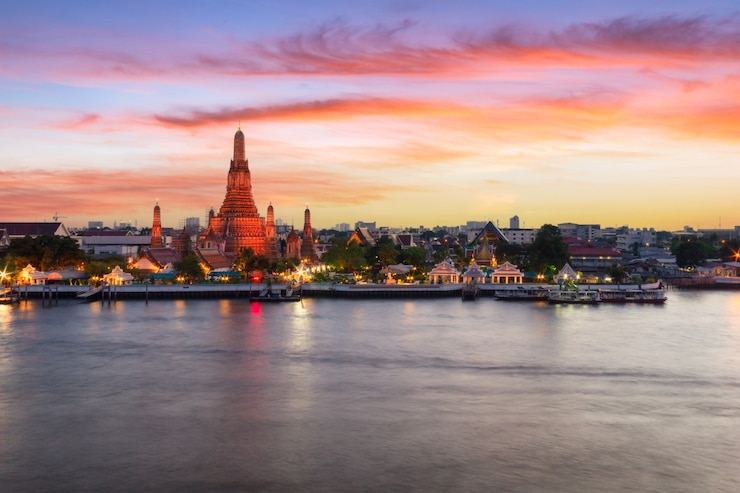 Foto wat arun (tempio dell'alba) e il fiume chao phraya, bangkok, thailandia