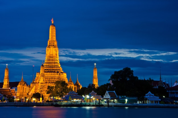 Wat Arun, The Temple of Dawn, al crepuscolo, vista sul fiume. Bangkok, Tailandia