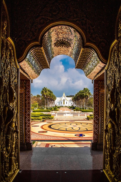 Wat Chantaram e Wat Tha Sung tempio Crystal Sanctuary lungo 100 m a Uthai Thani Thailandia