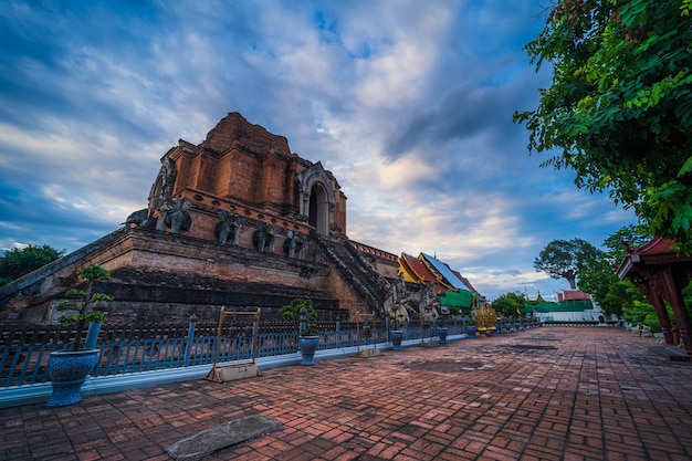 Wat Chedi Luang è un tempio buddista nel centro storico ed è un tempio buddista è una grande attrazione turistica a Chiang MaiThailandat tempo crepuscolare cielo blu nuvole sfondo tramonto