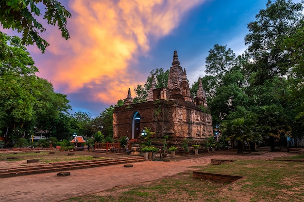 Wat Chet Yot, tempio delle sette pagoda È una grande attrazione turistica a Chiang Mai, Thailandia. Con la sera, Tempio a Chiang Mai.