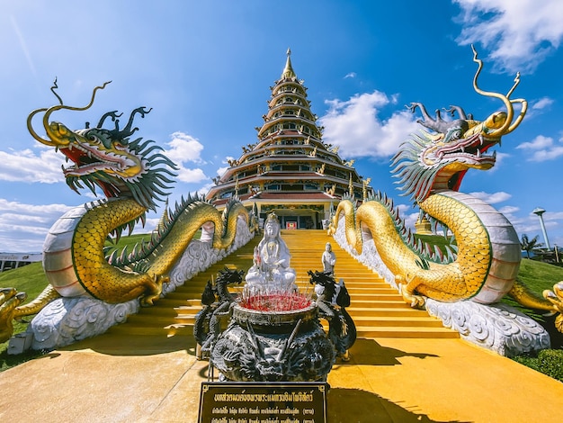 Wat Huay Pla Kang bianco grande buddha e draghi nella provincia di Chiang Rai Chiang Mai Thailandia