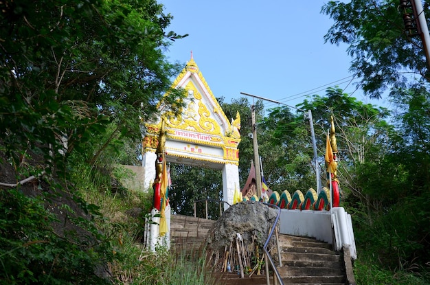 Wat Khao Wong Phra Chan in cima alla montagna a Lopburi Thailandia