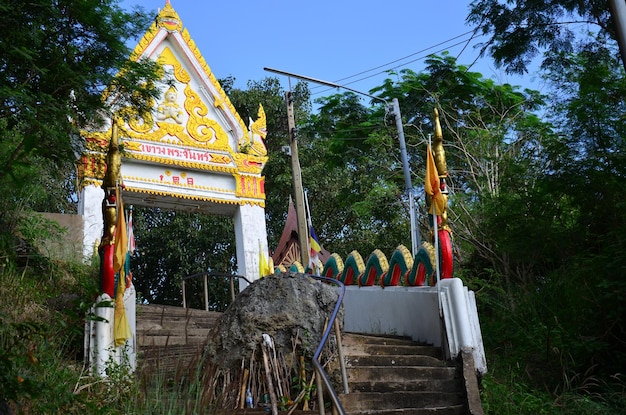 Wat Khao Wong Phra Chan o Khok Samrong tempio in cima alla montagna per i thailandesi e i viaggiatori visitano e rispettano pregano l'8 gennaio 2011 a Lopburi Thailandia