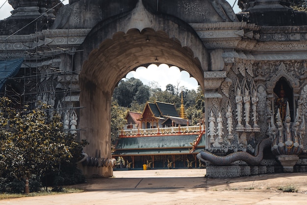 Wat Phra Buddhabat Si Roi,Tempio Dorato a Chiang Mai, Thailandia