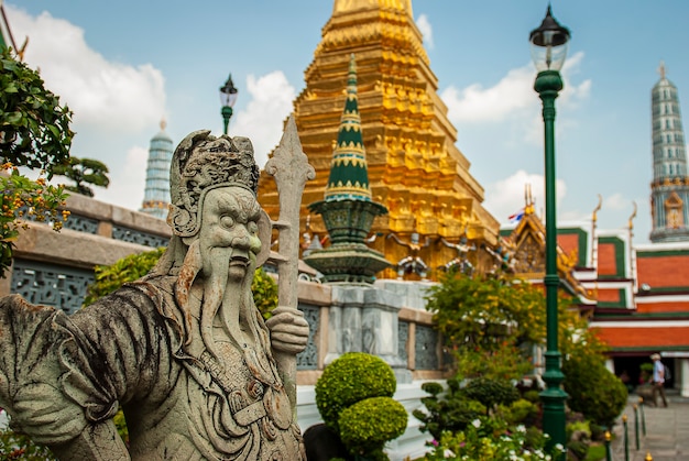 Wat Phra Kaeo, Tempio del Buddha di Smeraldo e dimora del re thailandese. Wat Phra Kaeo è uno dei siti turistici più famosi di Bangkok ed è stato costruito nel 1782 a Bangkok, in Thailandia