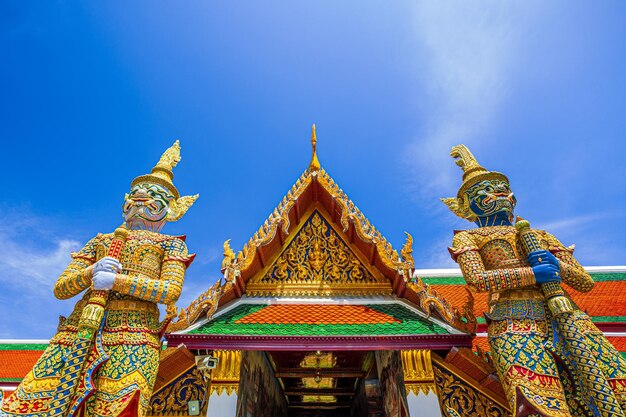 Wat Phra Kaew Tempio del Buddha di Smeraldo Wat Phra Kaew è uno dei turisti più famosi di Bangkok