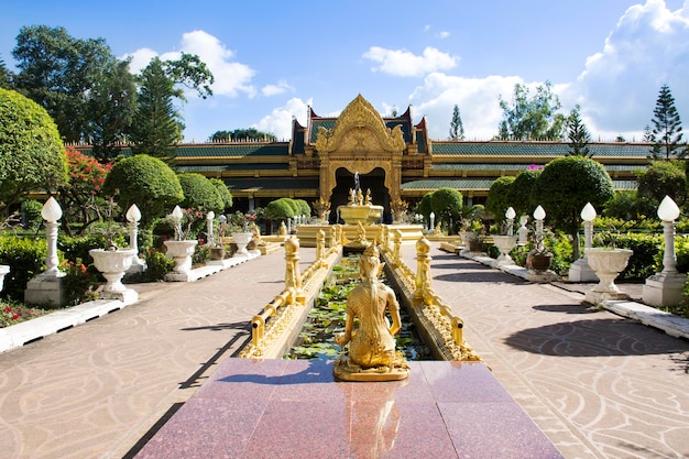 Wat Phra Maha Chedi Chai Mongkol Nong Phok Tempio per i thailandesi e i viaggiatori stranieri visitano e pregano la statua del buddha a Roi Et Thailandia