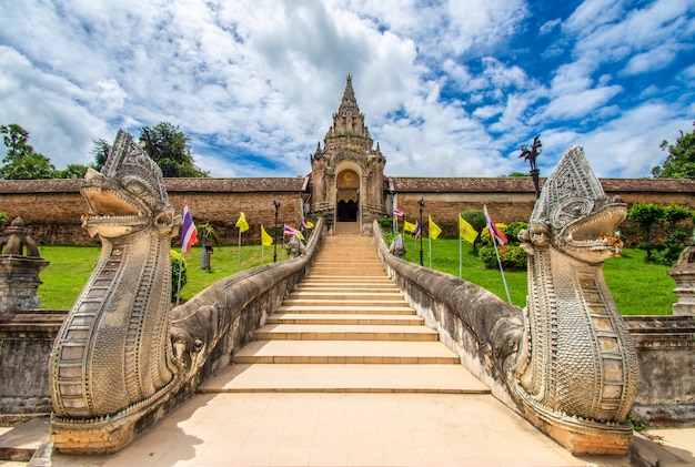 Wat Phra That Lampang Luang è un tempio buddista in stile Lanna. È un favorito di turisti situati nella provincia di Lampang, in Thailandia.