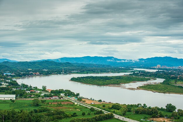 Wat Phra That Pha Ngao insieme al distretto di Chiang Saen del fiume Mekong, Thailandia Il punto di vista del triangolo d'oro è il confine di tre paesi, Thailandia, Laos e Myanmar.