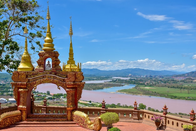 Wat Phra That Pha Ngao lungo il fiume Mekong Distretto di Chiang Saen, Thailandia Il punto panoramico del Triangolo d'Oro è il confine di tre paesi, Thailandia, Laos e Myanmar.