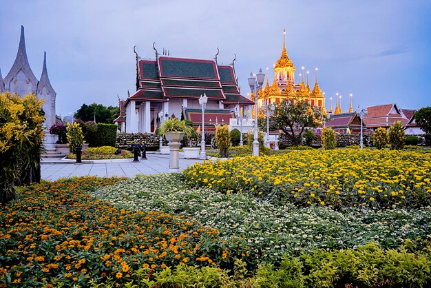 Wat Ratchanadda È un luogo importante per il buddismo in Thailandia Popolare attrazione turistica degli stranieri Se viaggi a Bangkok Di notte accendi le bellissime luci