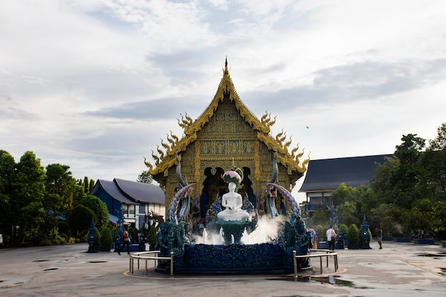 Wat Rong Seur Ten o tempio blu artistico per thailandesi viaggiatori stranieri visitano e rispettano la benedizione in preghiera con il culto del sacro mistero nella città di Chiangrai il 1 luglio 2022 a Chiang Rai Thailandia