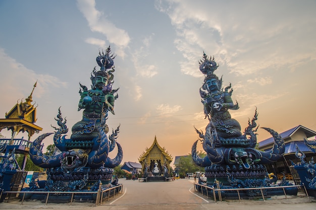 Wat Rong Suea Ten è un luogo Destinazioni turistiche popolari a Chiang Rai La bella statua blu.