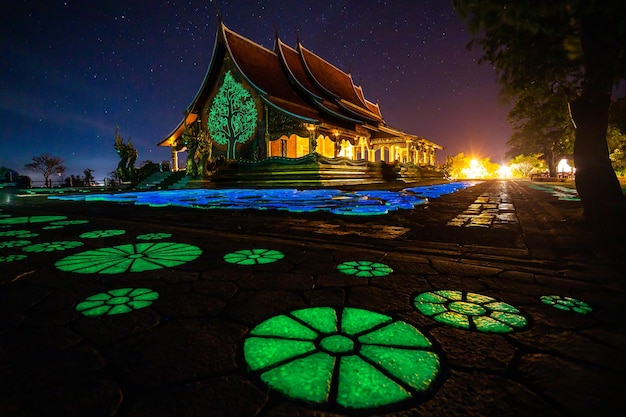 Wat sirindhorn wararam di notte Ubon Ratchathani in Thailandia