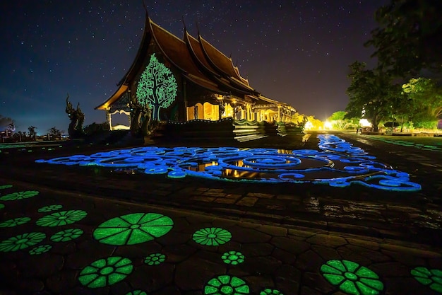 Wat sirindhorn wararam di notte Ubon Ratchathani in Thailandia