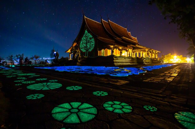 Wat sirindhorn wararam di notte Ubon Ratchathani in Thailandia