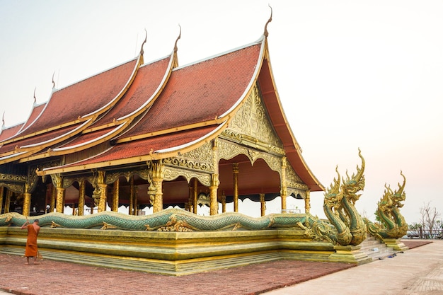 Wat Sirindhornwararam; l'incredibile tempio in Thailandia, il muro può crescere come un neon nell'oscurità.